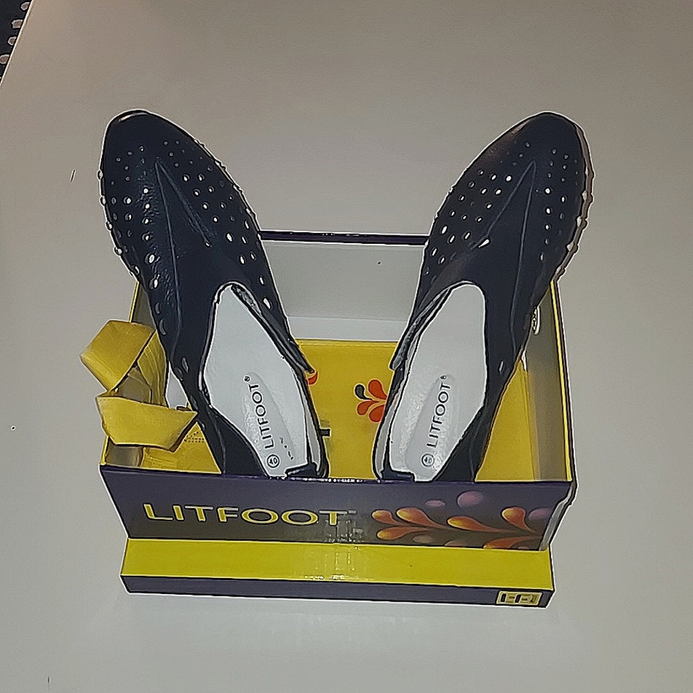 Woman's Wonderful Leather Walking or Casual Wear Shoes, Worn once